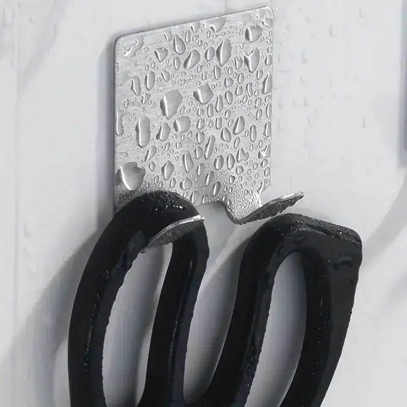 Close-up of waterproof stainless steel razor holder with water droplets, showcasing rustproof design for wet bathroom environments.